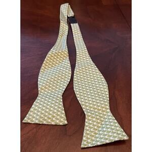 Be Better Green Men’s Bow Tie
